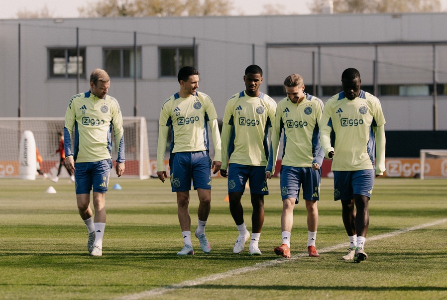 包含阿斯顿维拉发布备战花絮；国际比赛日止住颓势；荷甲任务艰巨；高层口径保持一致的词条